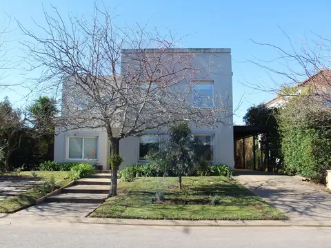 CASA 4 AMBIENTES + DEPENDENCIA BARRIO LOS SAUCES
