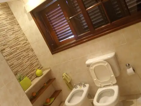 Casa 8 ambientes con 4 baños