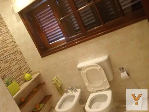 Casa 8 ambientes con 4 baños