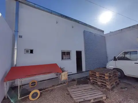 Galpón uvicado sobre Avenida