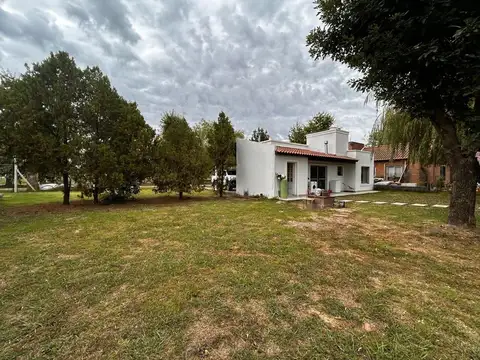 Casa venta en Carlos Keen Posib. de perm. por veh.