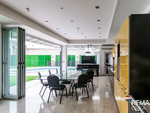 Casa 8 ambientes con 5 baños