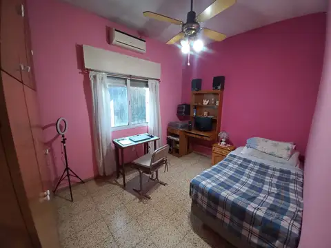 Casa 2 dormitorios, amplio jardín con galpón y dpto al fondo