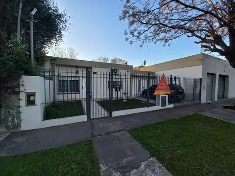 Casa 2 dormitorios, amplio jardín con galpón y dpto al fondo