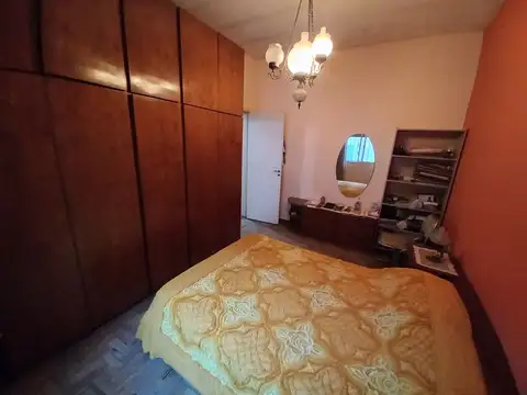 Casa 2 dormitorios, amplio jardín con galpón y dpto al fondo