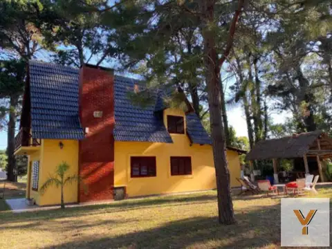 Casa 8 ambientes con 2 baños