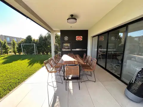 Alquiler Permanente - Casa 4 ambientes con Pileta Barrio Santo Tomás Pilar