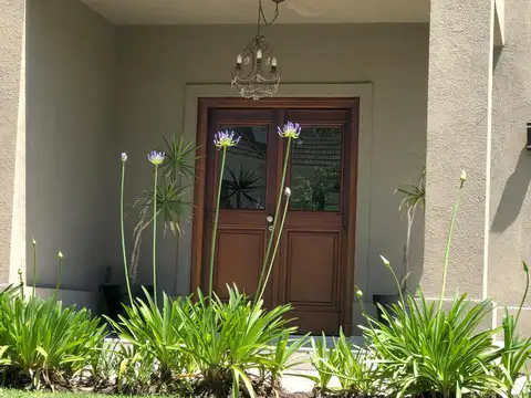 Casa 6 ambientes con 2 baños