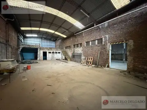 Depósito sobre avenida de 250m2 + 250m2 de Entrepiso Metalico con ofic. y vest.