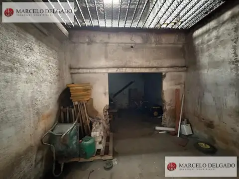 Depósito sobre avenida de 250m2 + 250m2 de Entrepiso Metalico con ofic. y vest.