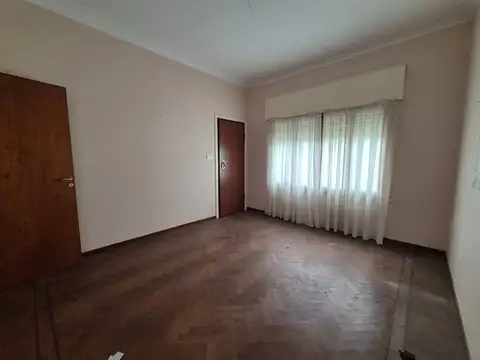 CASA INDEPENDIENTE SOBRE LOTE PROPIO GARAGE PASANTE