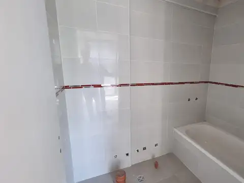 2 amb c/ dormit en suite y toilette, c/ balcón y parrilla