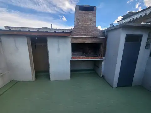 Amplio 3 amb mas escritorio. Tipo casa  sin expensas con terraza parrilla y quincho!!