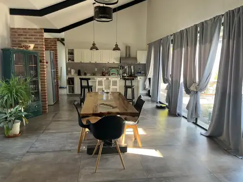 Casa 7 ambientes con 2 baños
