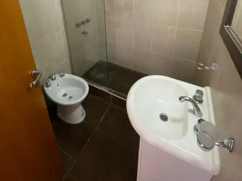 Excelente departamento 2 ambientes en ALQUILER a MTS. de la estación de El Palomar.