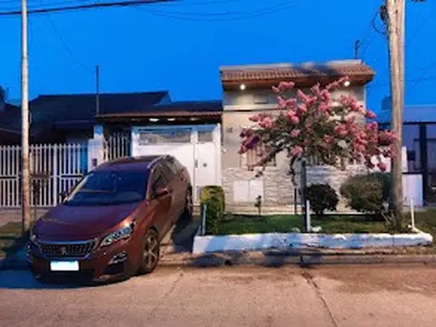 VENTA   CASA  TRES AMBIENTES CON COCHERA  Y LOCAL  