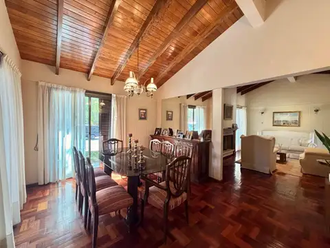 Casa en Venta con 2 cocheras