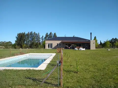 Casa 4 ambientes con 2 baños