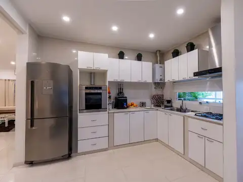 Casa 4 ambientes con 2 baños