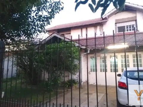 Casa en venta - 4 Dormitorios 4 Baños - Cocheras - 900Mts2 - Monte Grande