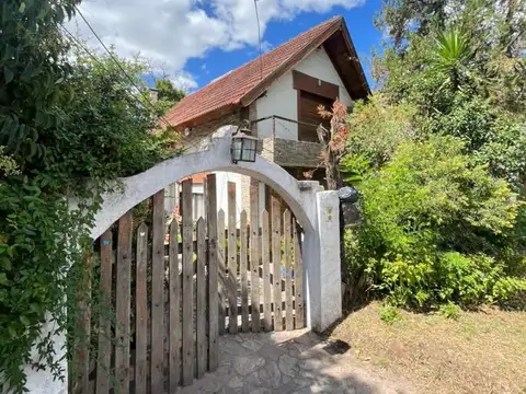 Excelente Casa de Estilo con Pileta y Quincho sobre 3 lotes