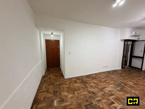 Muy buen monoambiente en alquiler con patio.