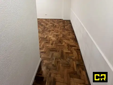 Muy buen monoambiente en alquiler con patio.