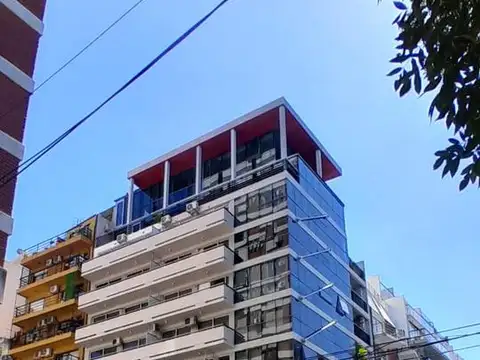 Departamento en piso alto, muy luminoso.