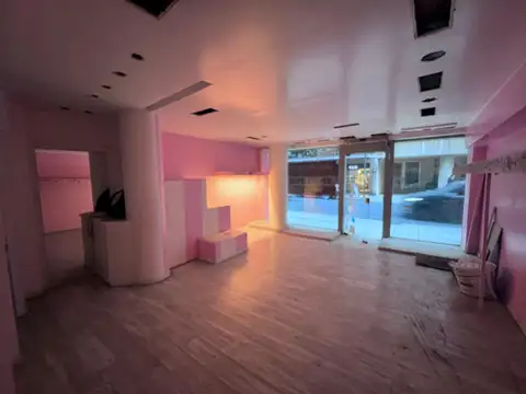 Local en Alquiler en Recoleta de 68,98 m2, excelente exposición comercial.