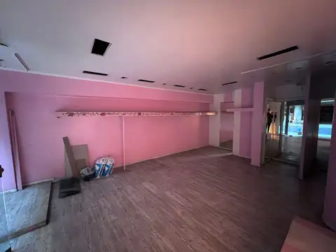Local en Alquiler en Recoleta de 68,98 m2, excelente exposición comercial.