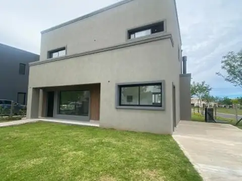 CASA de 4AMB CON PARQUE Y PILETA -Barrio San Pablo- lote de 537 m²