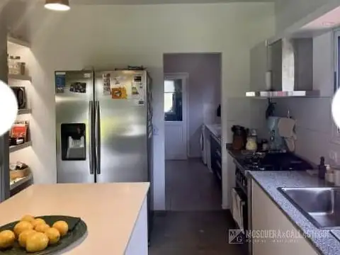 Casa en Alquiler con 2 cocheras