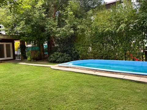 CASA DE DOS PLANTAS CON JARDIN, PARRILLA Y PILETA- ACEPTA PERMUTA