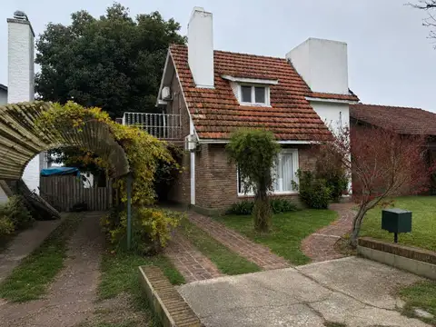 Casa de dos plantas con gran potencial en barrio consolidado- maschwitz country club