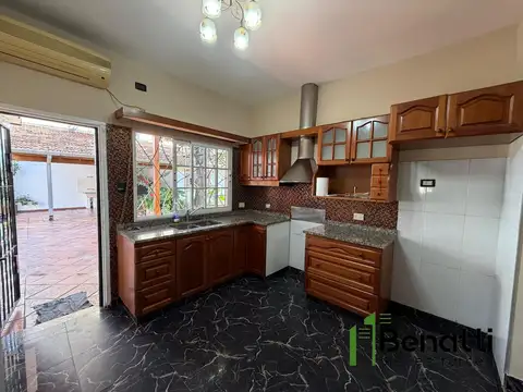 Casa 4 ambientes en venta CON AMPLIO JARDIN Y GARAJE PASANTE
