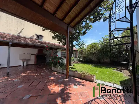 Casa 4 ambientes en venta CON AMPLIO JARDIN Y GARAJE PASANTE