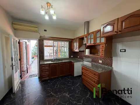 Casa 4 ambientes con 2 baños