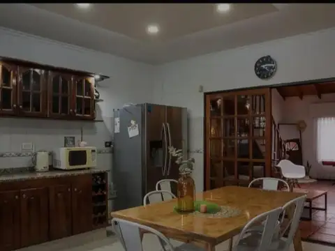 Casa 4 ambientes con 2 baños