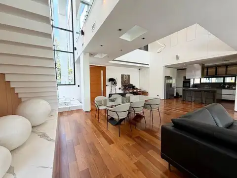 Casa en Venta con 6 cocheras