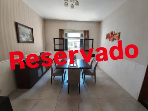 " RETASADO" HERMOSA CASA 5 AMB + QUINCHO. JARDÍN. 3 BAÑOS. PATIO.LAV C/ SALA DE PLANCHADO.