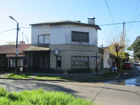 Venta - Chalet en 2 plantas - 4 Dormitorios - Quincho - Patio - Apto Credito - Venta Directa !!!