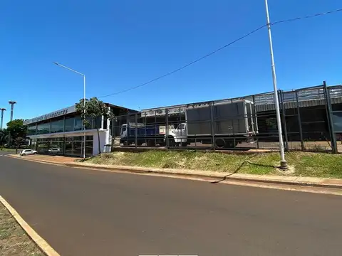 Nave Industrial con Salon Comercial, Oficinas y Deposito