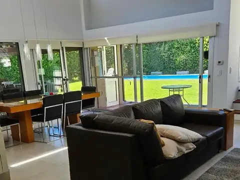 Casa 6 ambientes con 4 baños