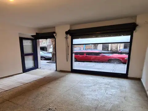 Local en muy buen estado con vidriera importante 