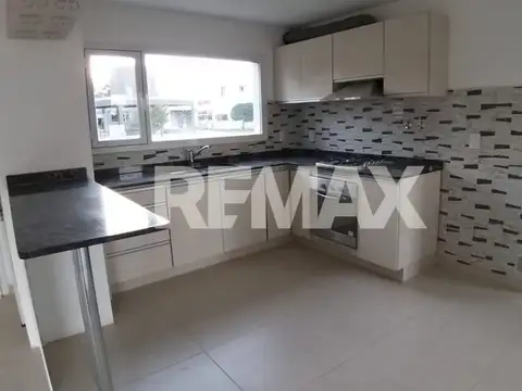 Casa en Alquiler con 2 cocheras