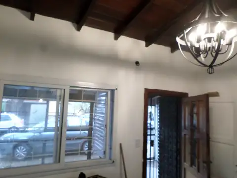 Casa con cochera y amplio jardín