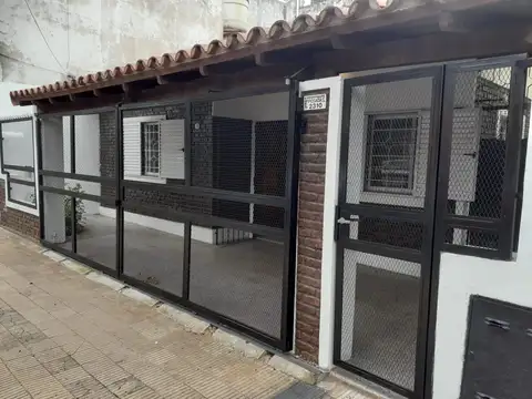 Casa con cochera y amplio jardín