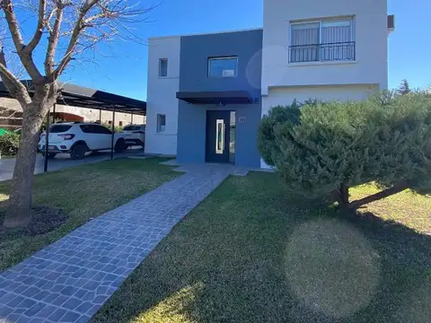 Casa 4 ambientes con 3 baños