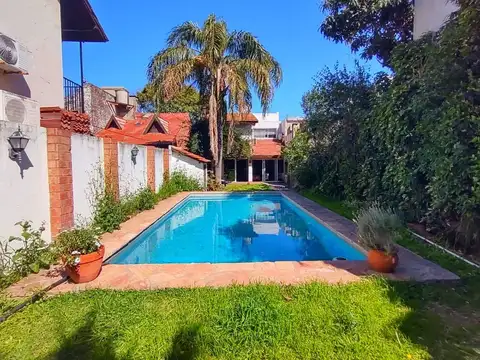 Casa venta Olivos 4 dormitorios pileta de 50m2 jardín parrilla garaje cubierto 2 plantas lote 8 x43