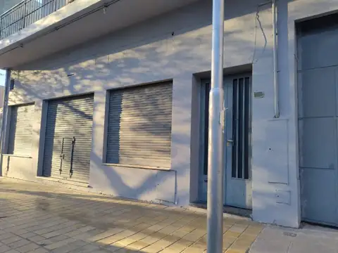 Alquiler de galpón con oficinas y salón comercial